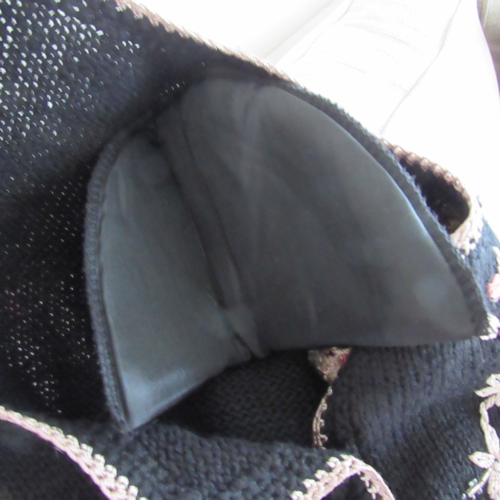 Heirloom Collectibles Vintage Black Embroidered Floral Cardigan Sweater Medium - Picture 9 of 11